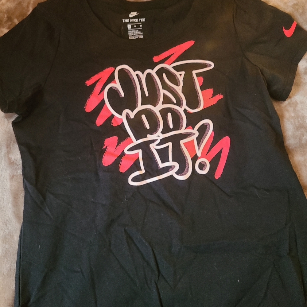 2 girls Nike tees, size XL